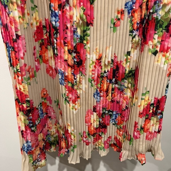 Romeo & Juliet Couture Multicolor Pleated Floral Sleeveless Dress Size L - Picture 3 of 14